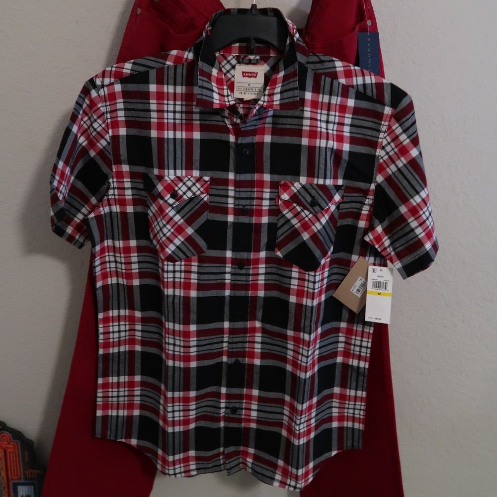 Medium Red Levi's short sleeve button front shirt